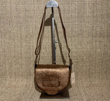 Load image into Gallery viewer, Sac  rabat béa bandoulière en cuir glitter   leather bag , sac à main , maroquinerie
