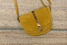 Load image into Gallery viewer, Sac bandoulière en cuir , petit porté bandoulière   , leather bag , sac à main , maroquinerie
