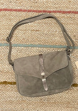 Load image into Gallery viewer, Sac bandoulière en cuir , petit porté bandoulière   , leather bag , sac à main , maroquinerie
